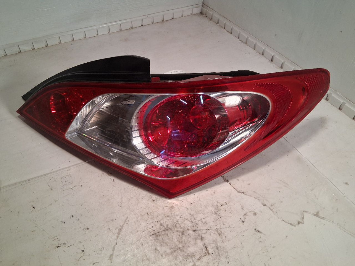 Tail Light from a 2011 Hyundai Genesis, right side, photo 2