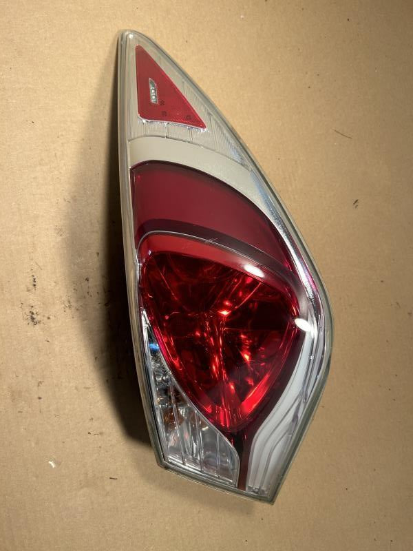 Tail Light from a 2013 Hyundai Sonata, right side, photo 2