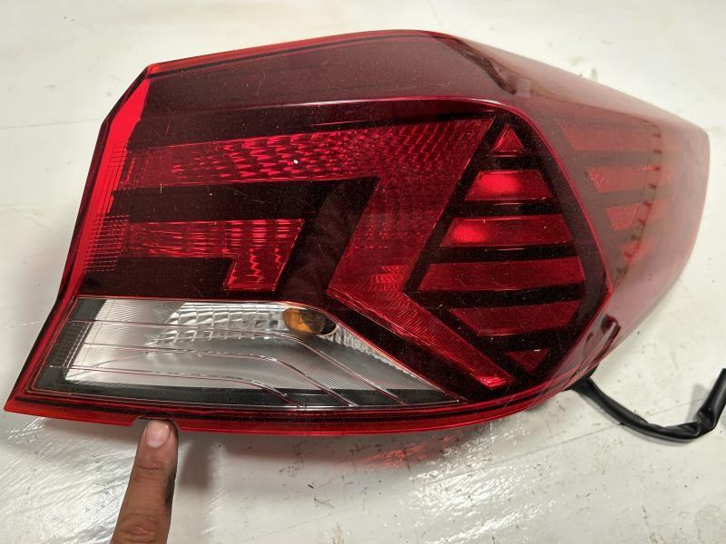 Tail Light from a 2019 Hyundai Elantra, right side, photo 2