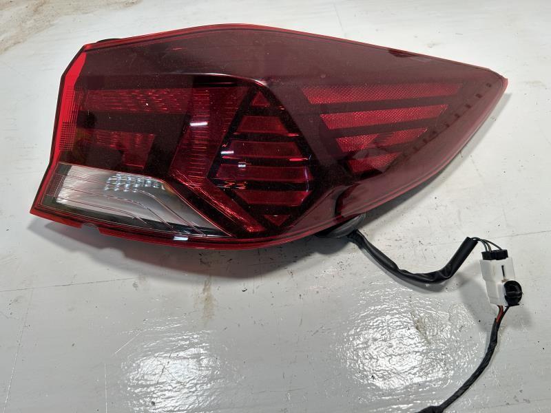 Tail Light from a 2019 Hyundai Elantra, right side, photo 4