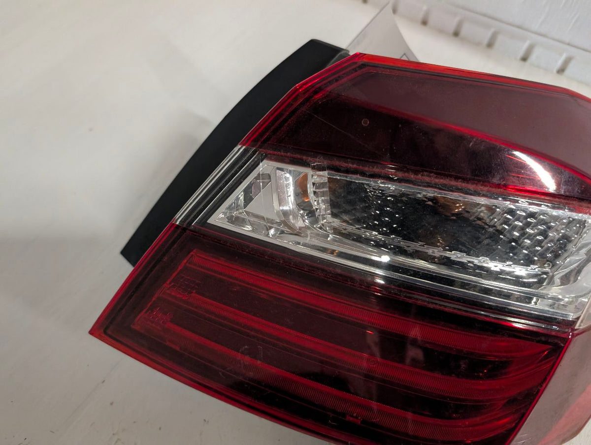 Tail Light from a 2016 Honda Accord, right side, photo 4