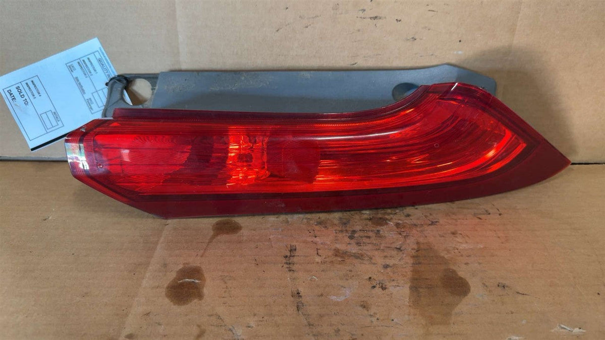 Tail Light from a 2014 Honda CR-V, upper, right side, photo 1