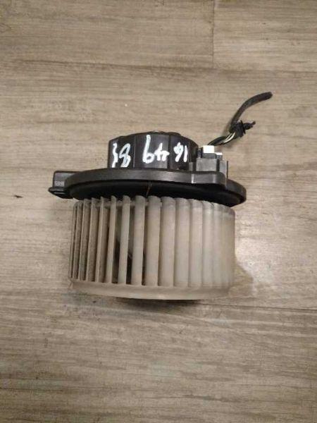 Blower Motor from a 2001 Mitsubishi Galant, photo 1