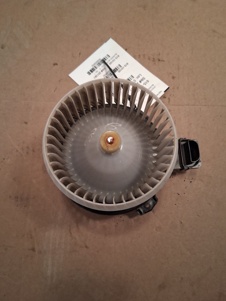 Blower Motor from a 2023 Subaru XV Crosstrek, photo 4