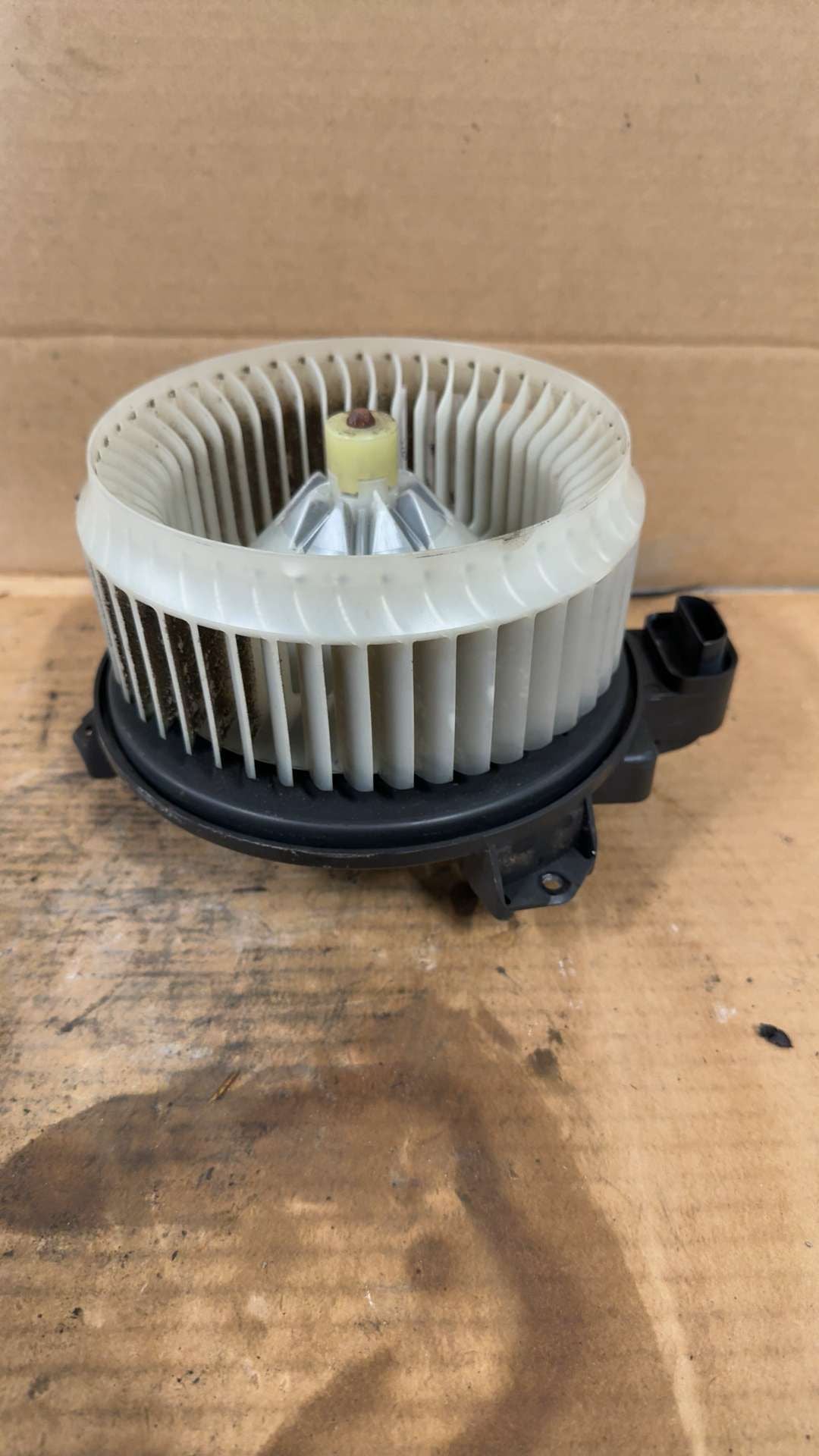 Blower Motor from a 2005 Toyota Camry, photo 1