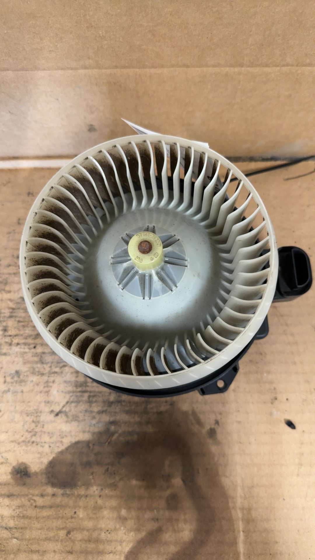 Blower Motor from a 2005 Toyota Camry, photo 2