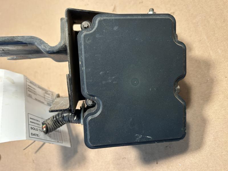 ABS Pump Module from a 2013 Nissan Versa, photo 2
