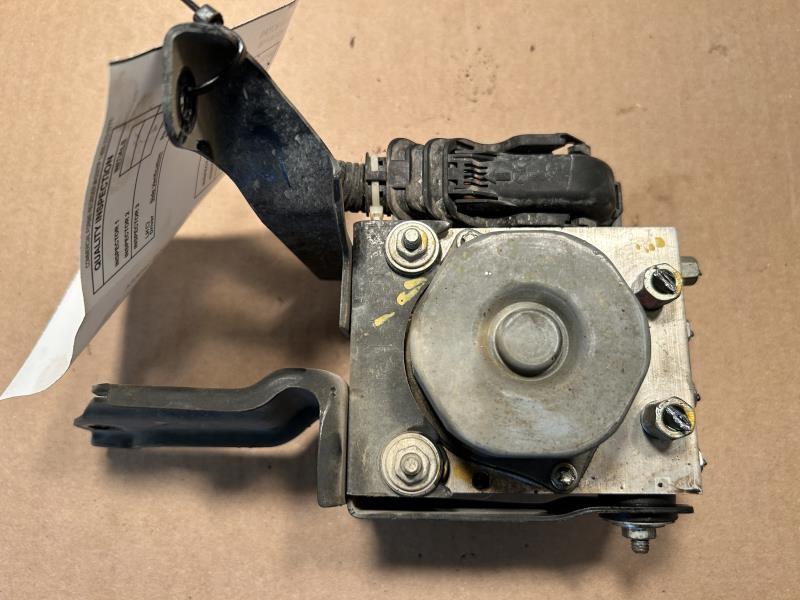 ABS Pump Module from a 2013 Nissan Versa, photo 3