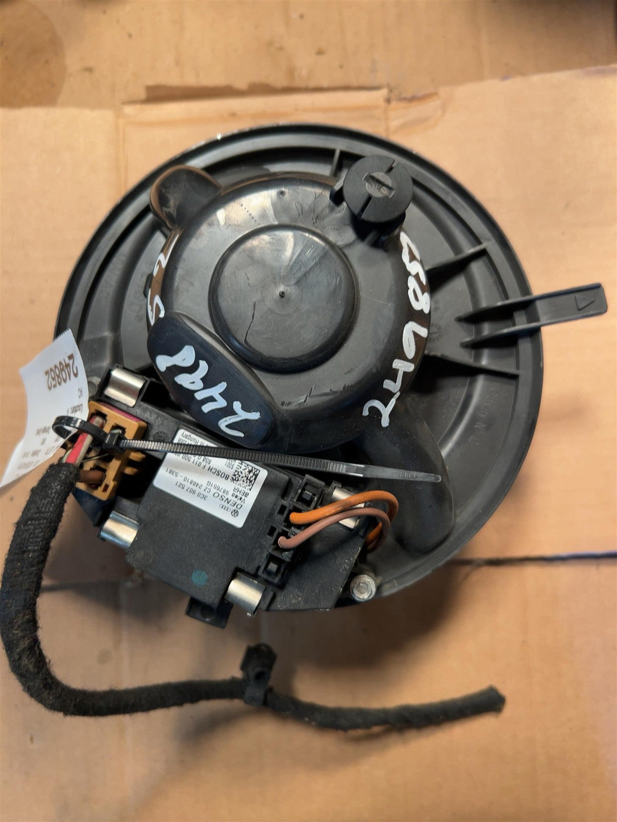 Blower Motor from a 2006 Volkswagen Jetta, photo 1