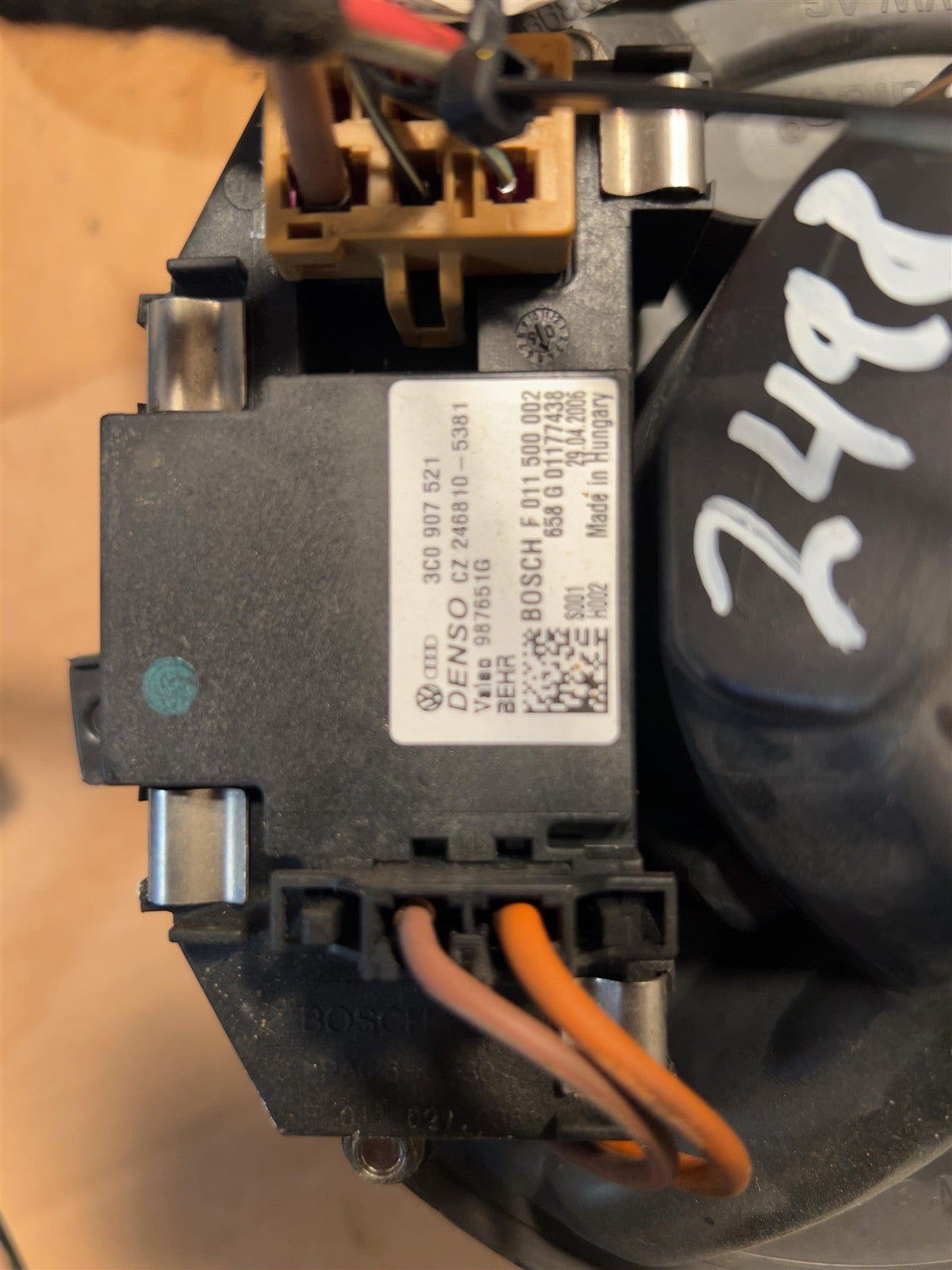 Blower Motor from a 2006 Volkswagen Jetta, photo 3
