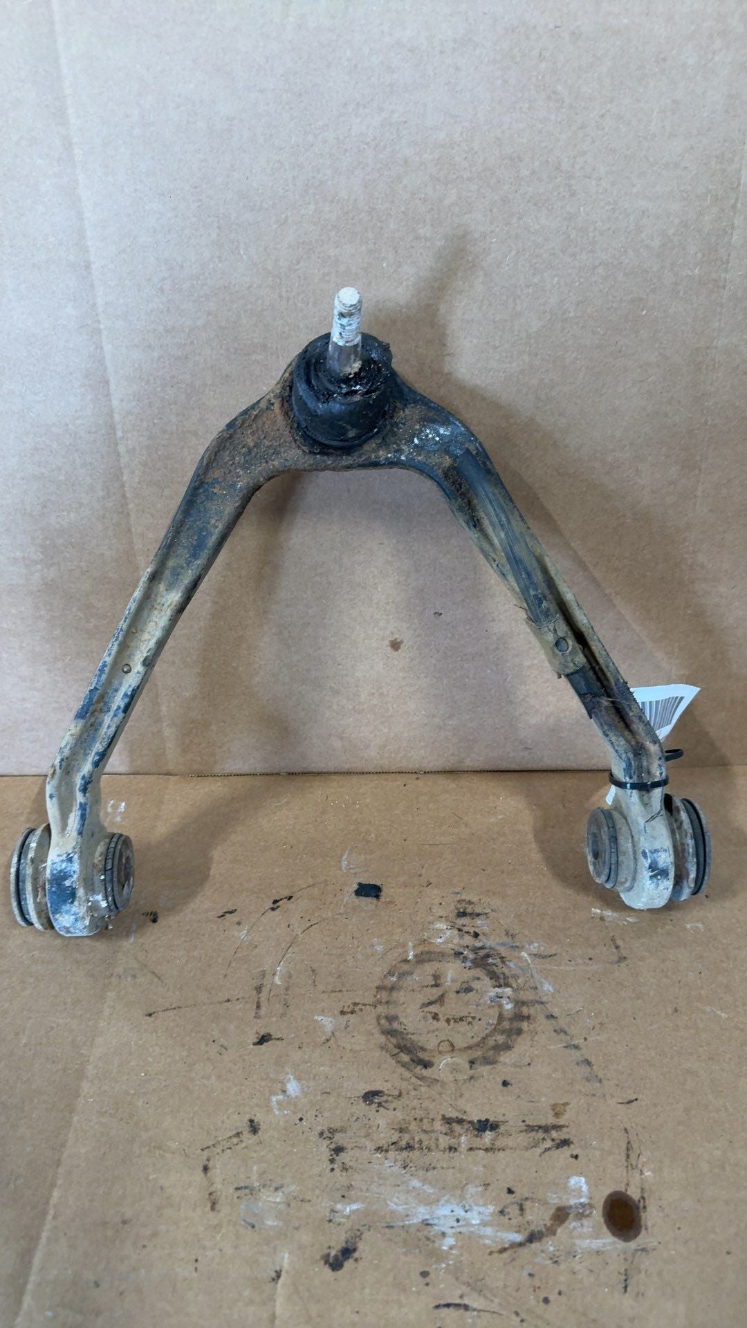 Upper Control Arm from a 2004 Chevrolet Tahoe, front, photo 1