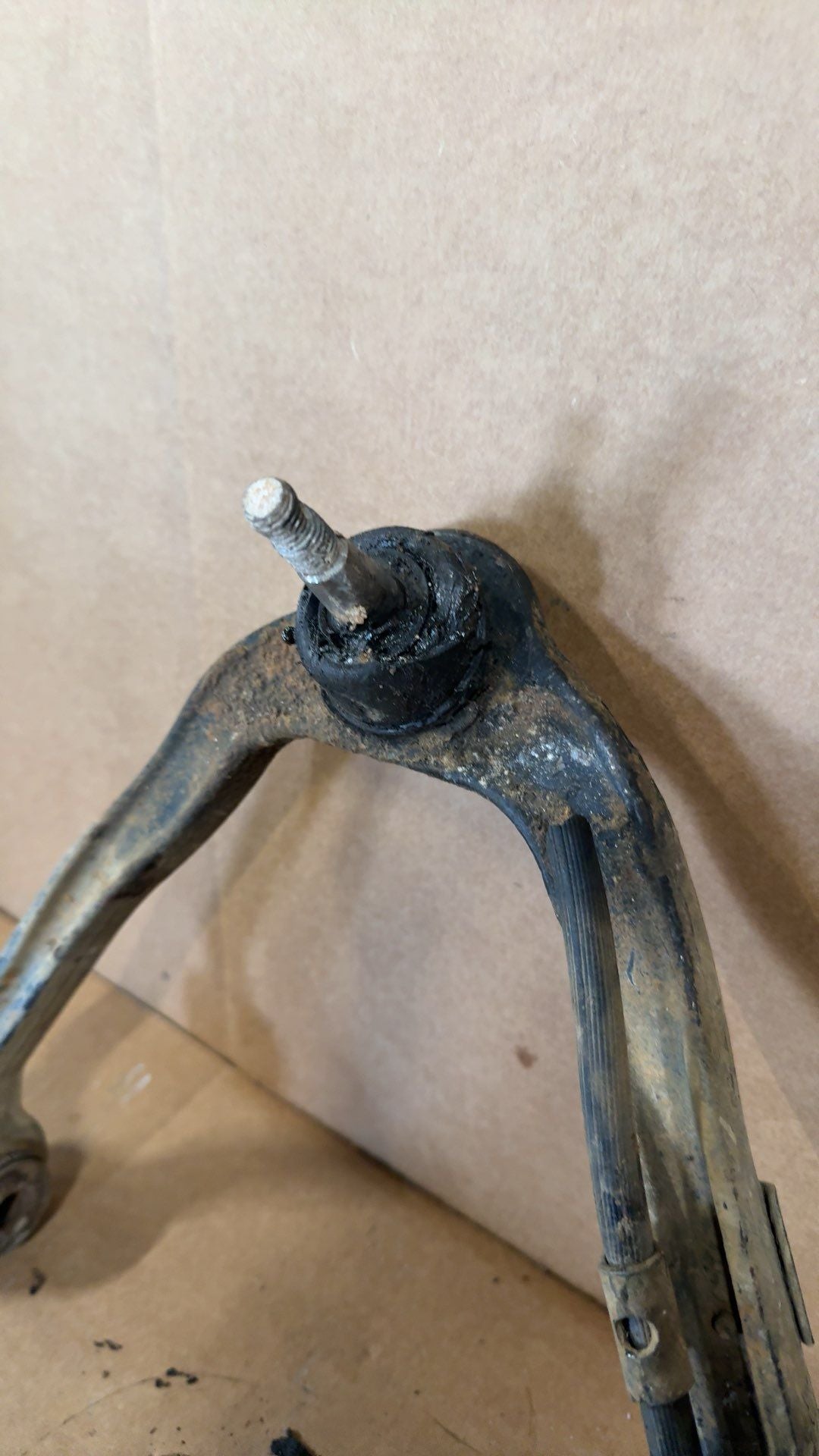 Upper Control Arm from a 2004 Chevrolet Tahoe, front, photo 2