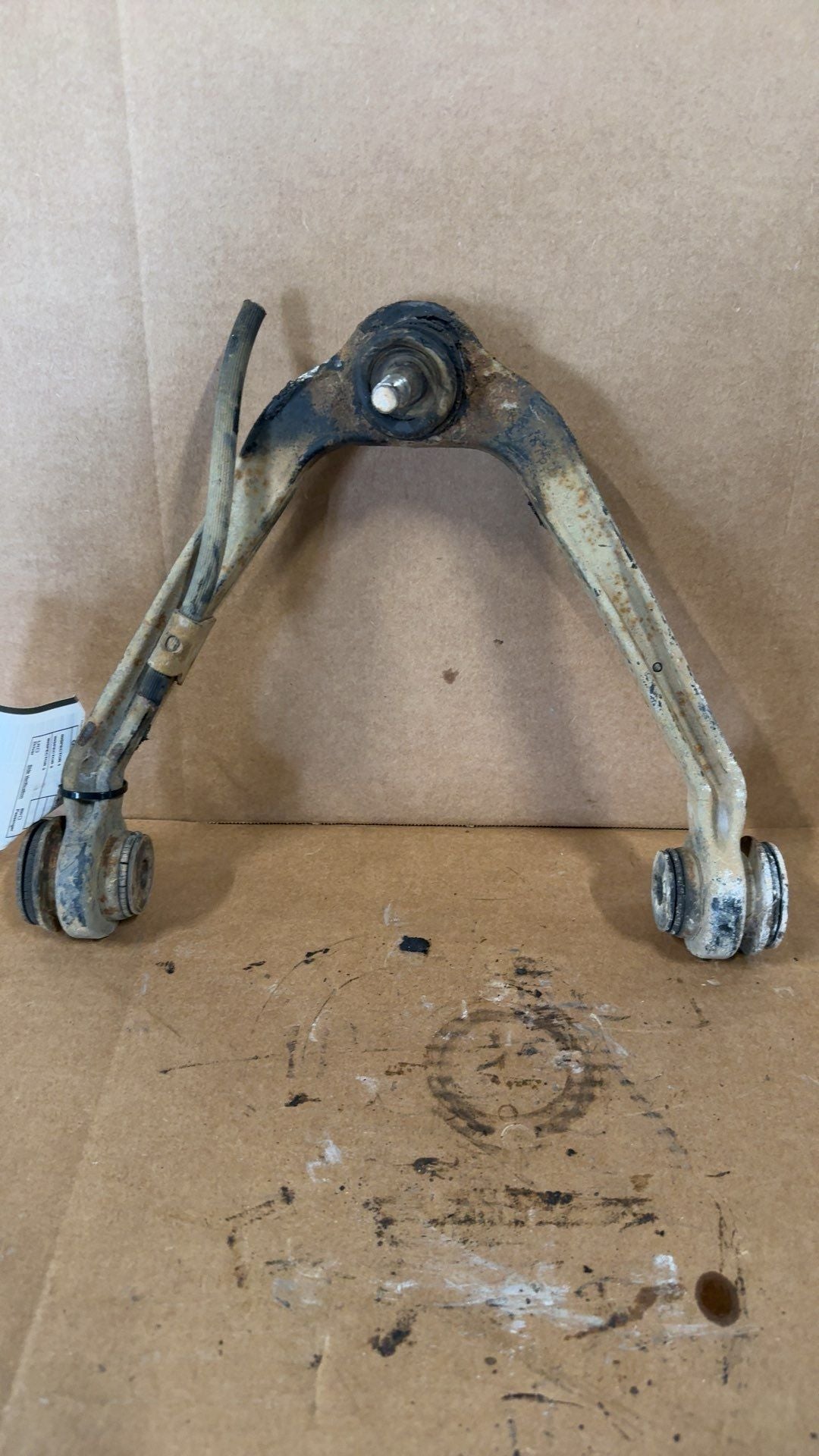 Upper Control Arm from a 2004 Chevrolet Tahoe, front, photo 1