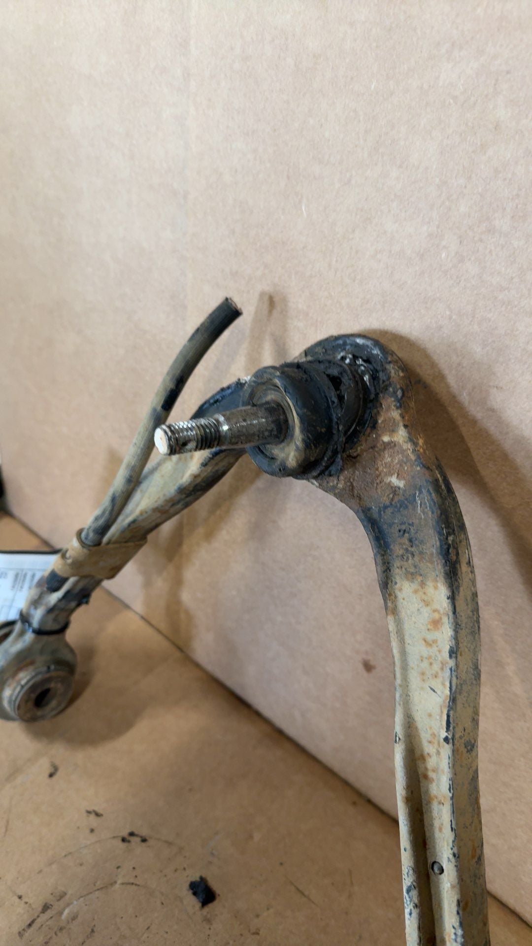 Upper Control Arm from a 2004 Chevrolet Tahoe, front, photo 2