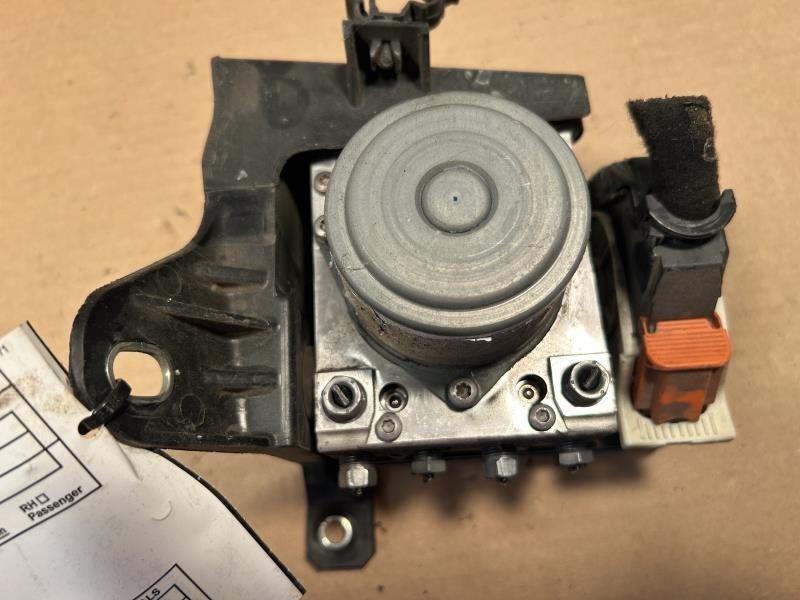 ABS Pump Module from a 2017 Fiat 500X, photo 1
