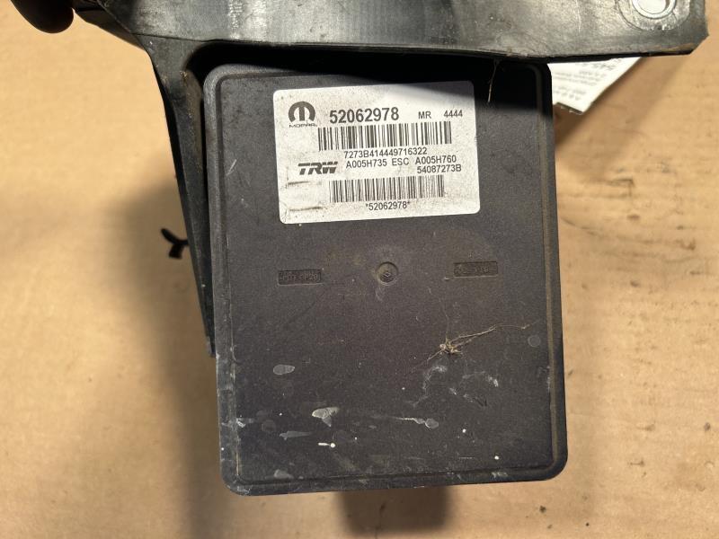 ABS Pump Module from a 2017 Fiat 500X, photo 2