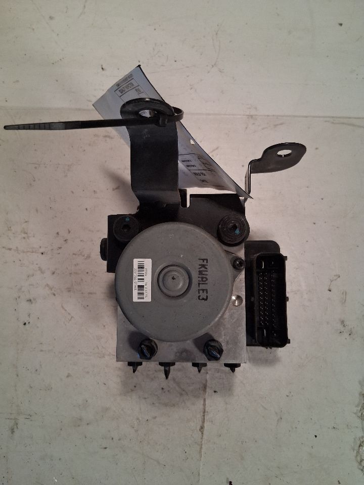 ABS Pump Module from a 2011 Hyundai Genesis, photo 2