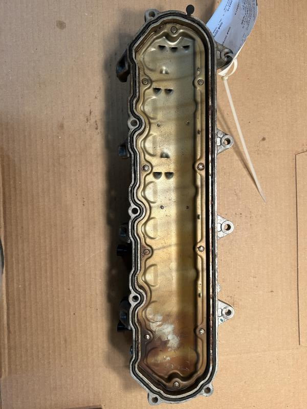 Valve Cover from a 2015 Chevrolet Silverado 1500, photo 2
