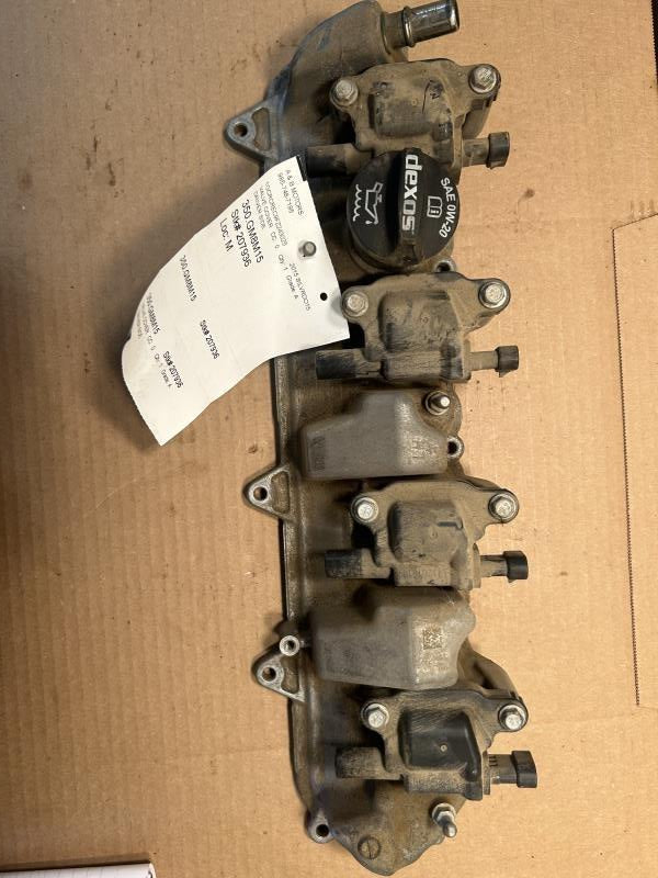 Valve Cover from a 2015 Chevrolet Silverado 1500, photo 1
