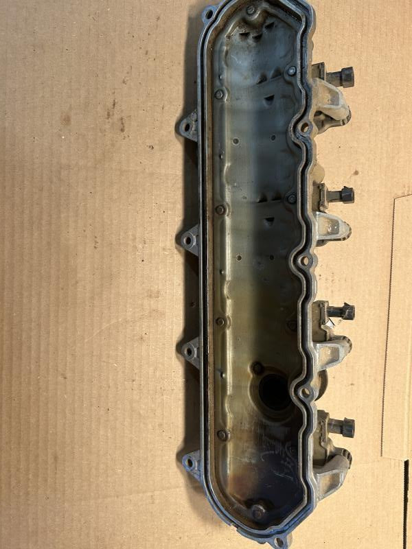 Valve Cover from a 2015 Chevrolet Silverado 1500, photo 2