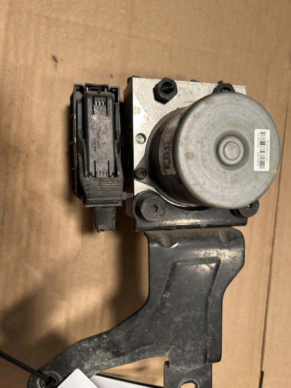 ABS Pump Module from a 2013 Hyundai Elantra, photo 2