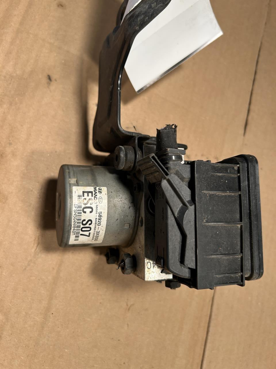 ABS Pump Module from a 2013 Hyundai Elantra, photo 3