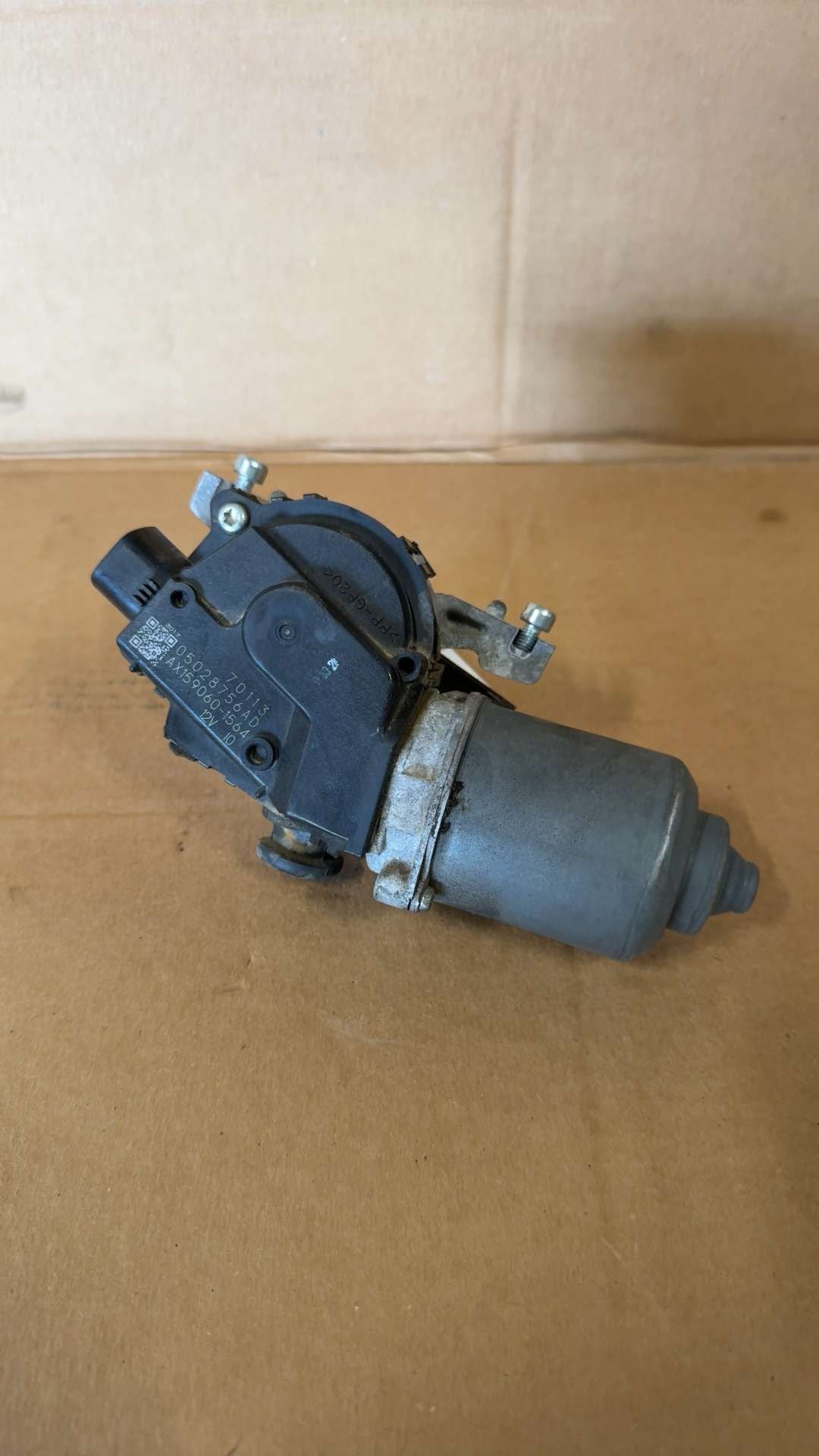 Windshield Wiper Motor from a 2020 Dodge Challenger, photo 1