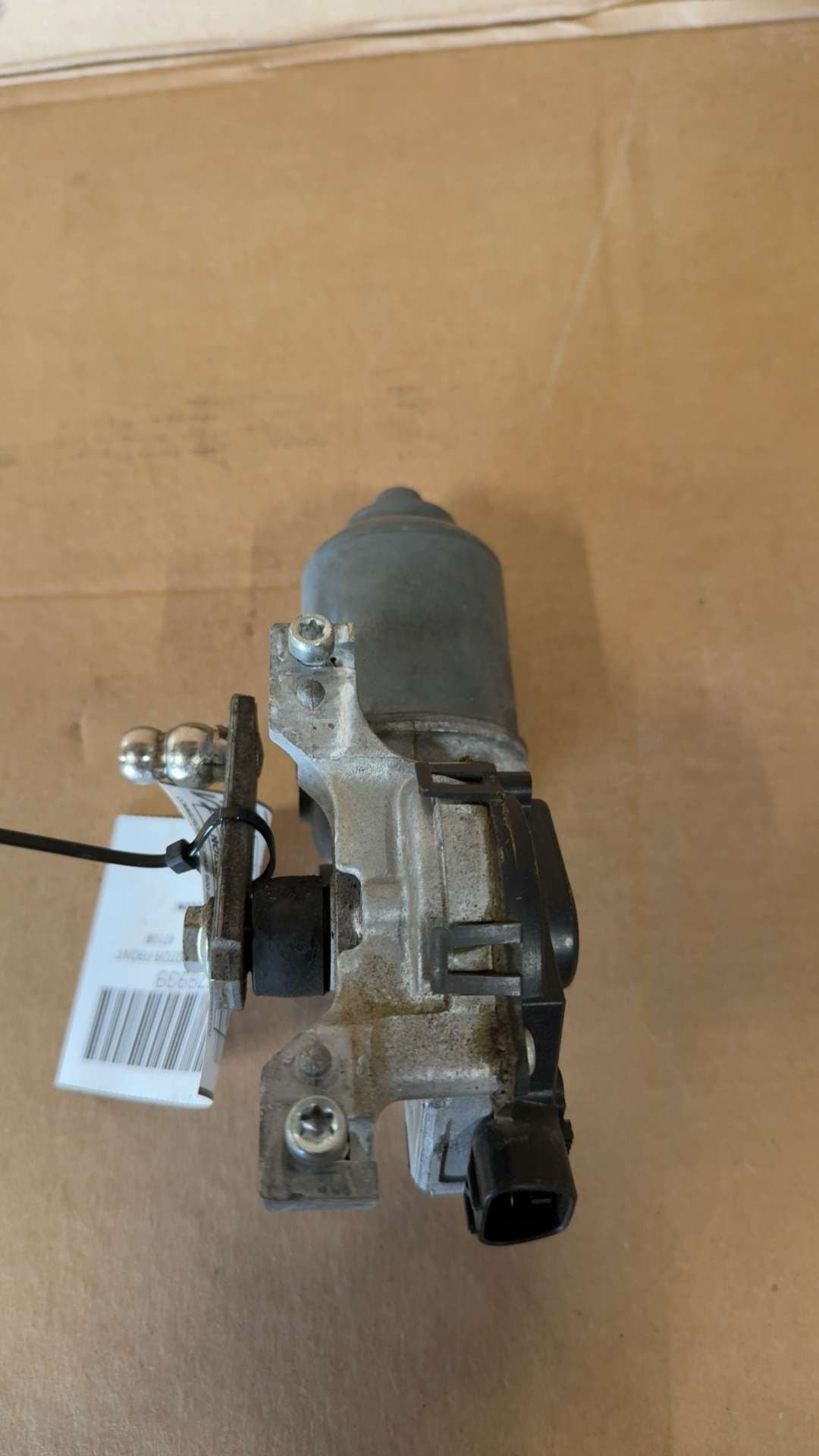 Windshield Wiper Motor from a 2020 Dodge Challenger, photo 2