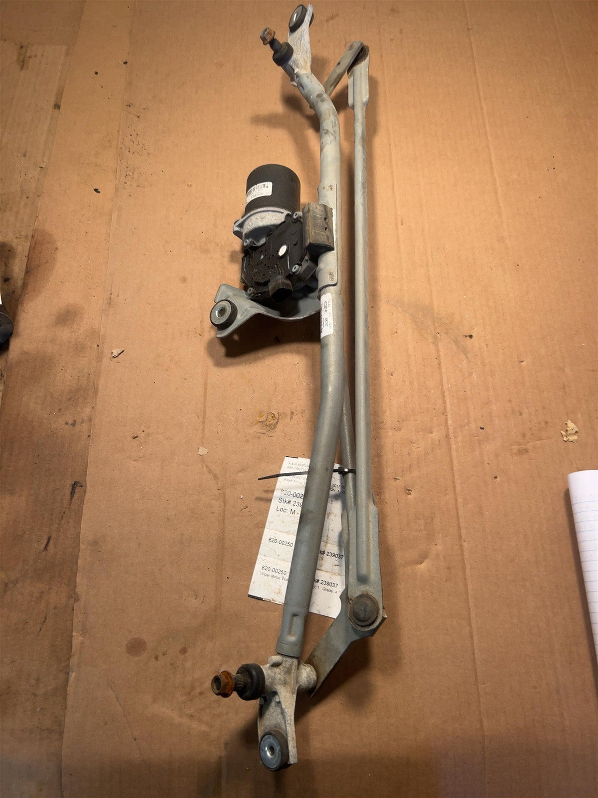 Windshield Wiper Motor from a 2017 Chevrolet Silverado 1500, photo 1