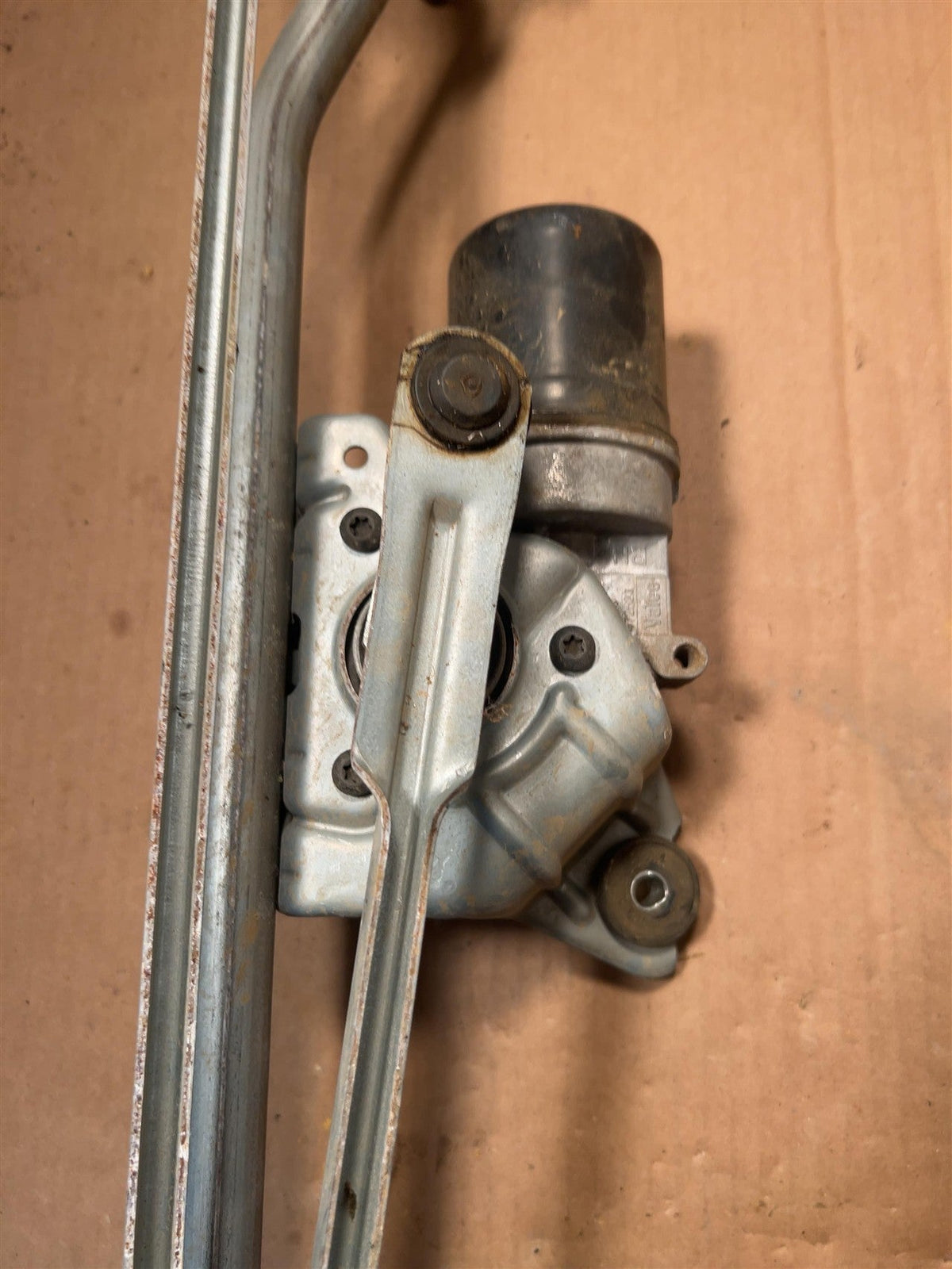 Windshield Wiper Motor from a 2017 Chevrolet Silverado 1500, photo 3