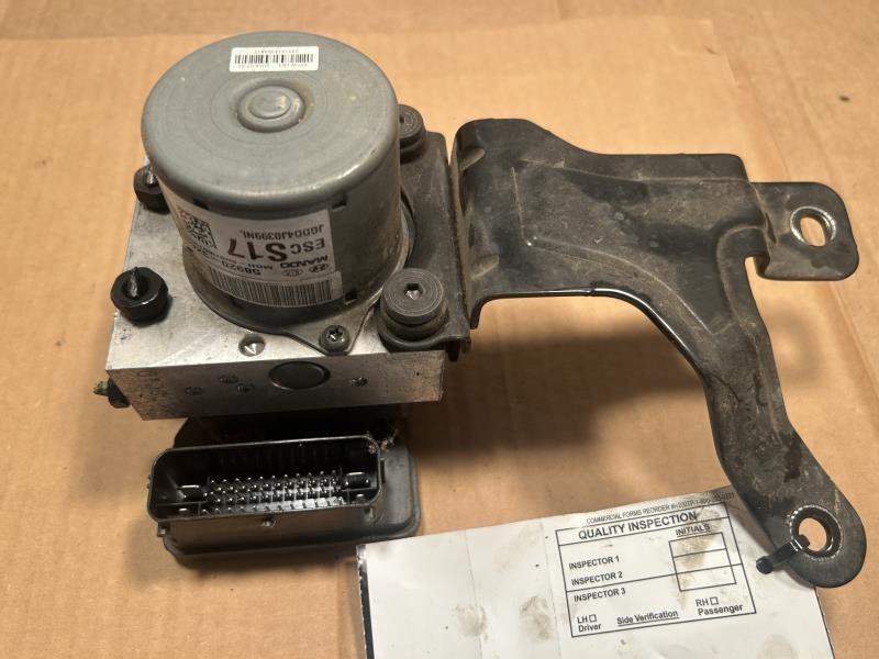 ABS Pump Module from a 2015 Hyundai Elantra, photo 1