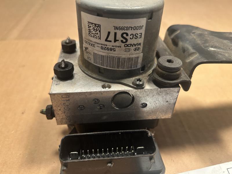 ABS Pump Module from a 2015 Hyundai Elantra, photo 2