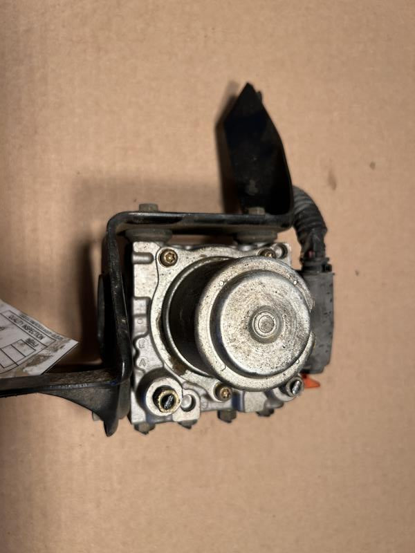 ABS Pump Module from a 2004 Honda Accord, photo 2