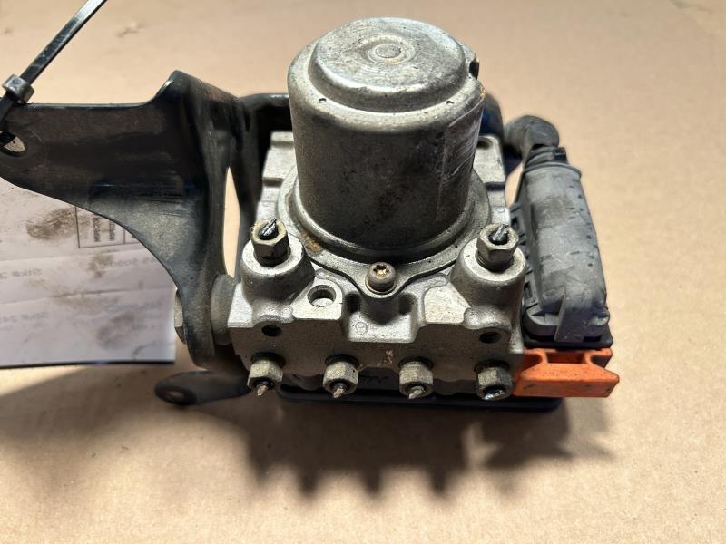 ABS Pump Module from a 2004 Honda Accord, photo 3