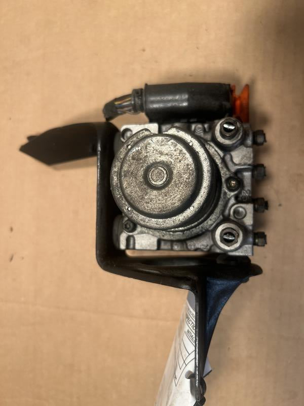 ABS Pump Module from a 2004 Honda Accord, photo 2