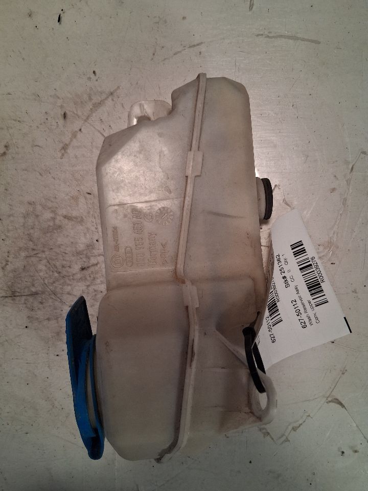 Windshield Washer Reservoir from a 2009 Audi A4, upper, photo 2