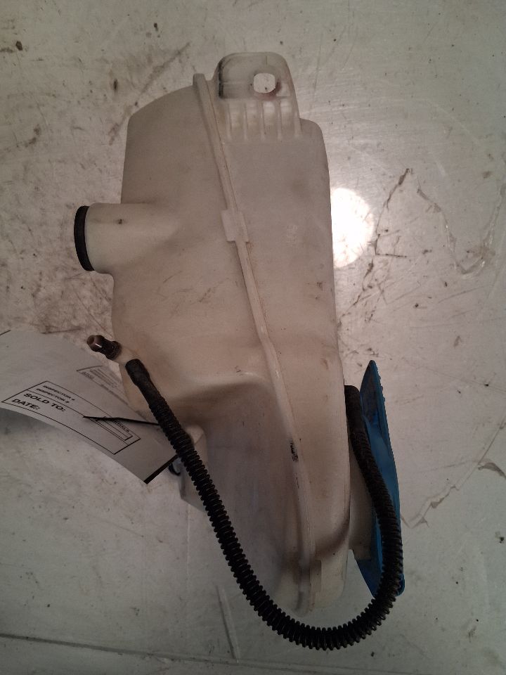 Windshield Washer Reservoir from a 2009 Audi A4, upper, photo 3