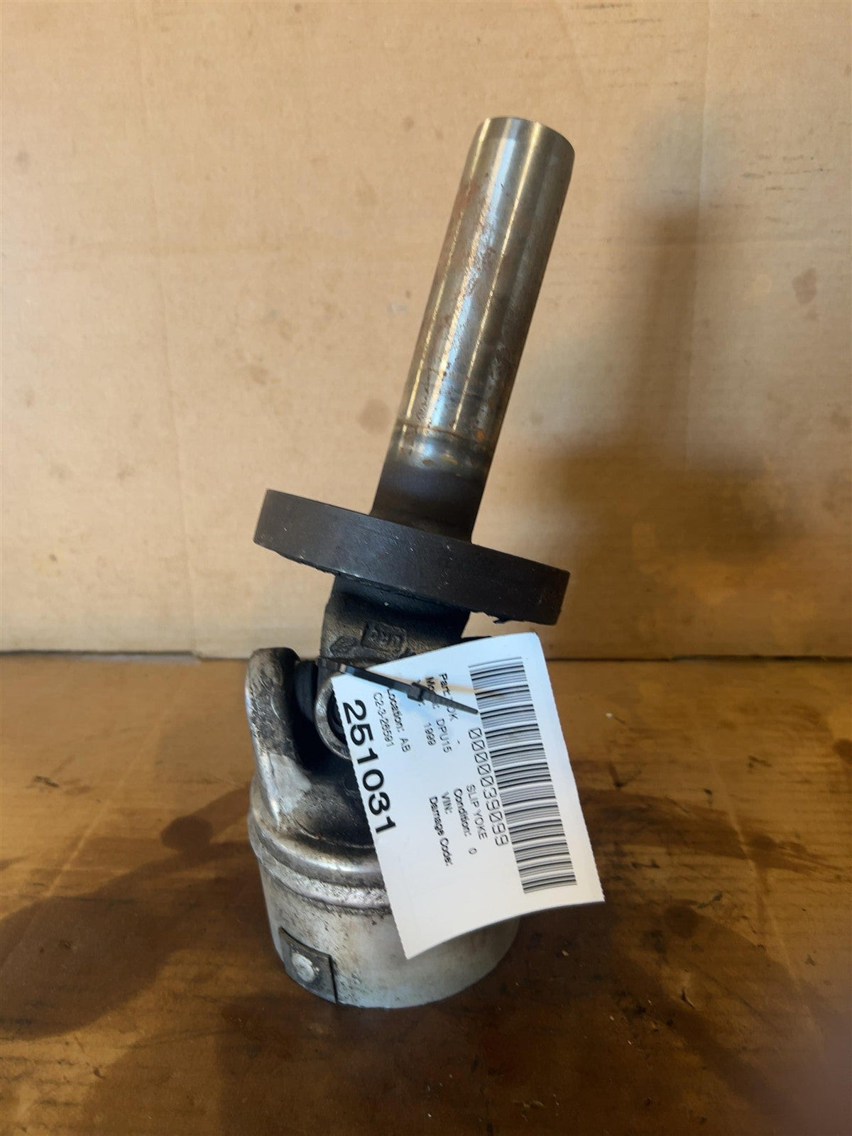 Yoke / U-Joint from a 1999 Dodge Ram 1500, photo 1