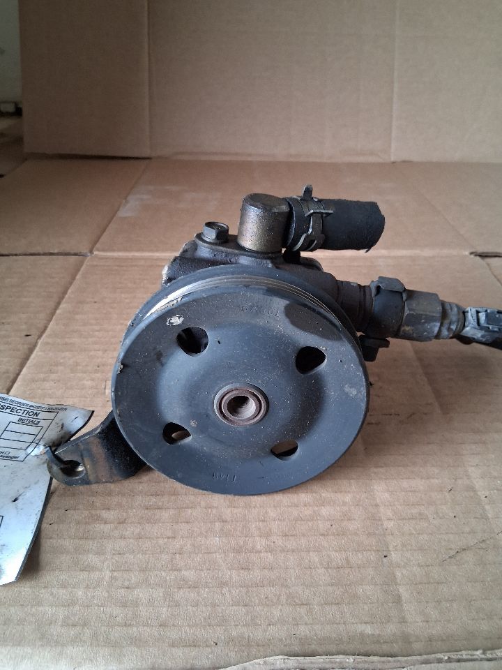 Power Steering Pump from a 2005 Toyota Camry, photo 2