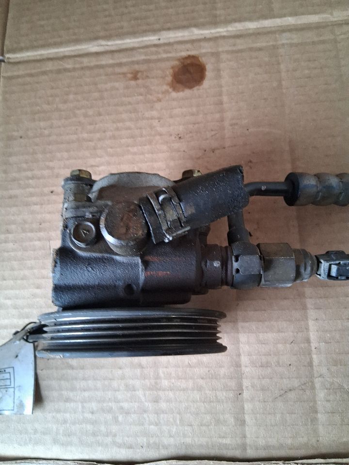 Power Steering Pump from a 2005 Toyota Camry, photo 3
