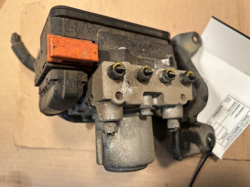 ABS Pump Module from a 2007 Honda, photo 3