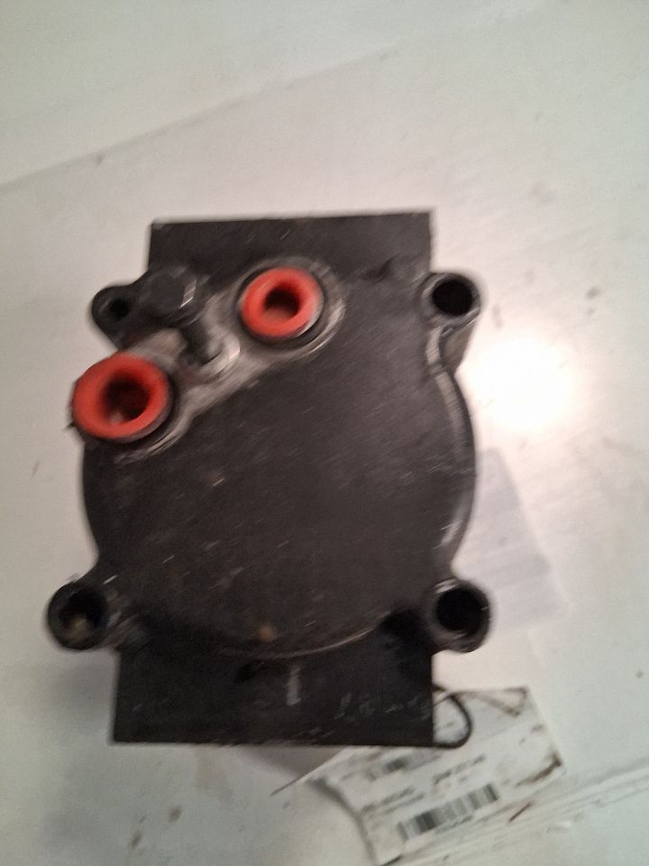 AC Compressor from a 2005 Ford Taurus, photo 1