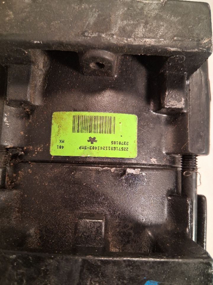 AC Compressor from a 2005 Ford Taurus, photo 3