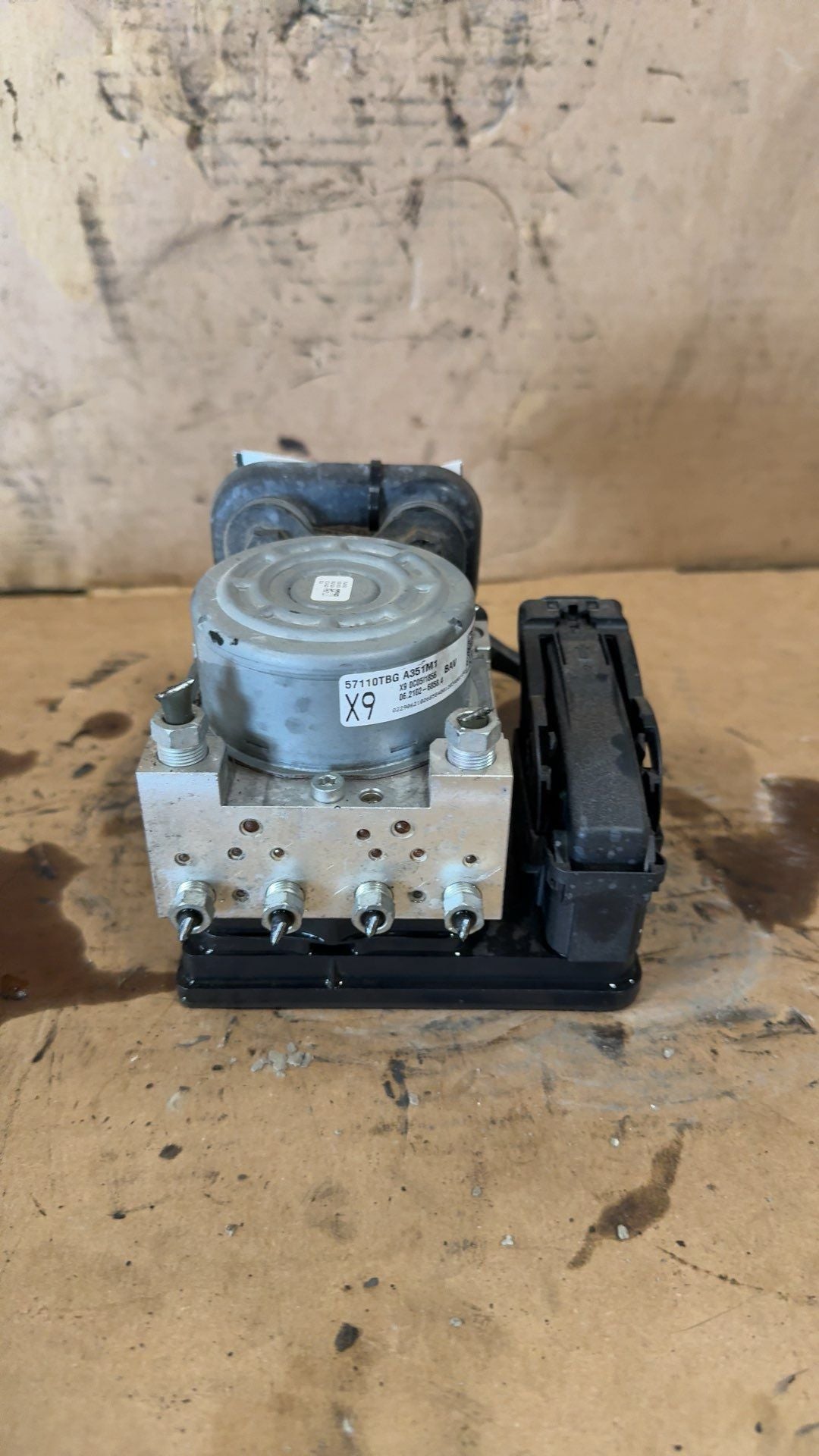 ABS Pump Module from a 2021 Honda Civic, photo 2