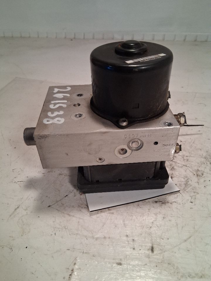 ABS Pump Module from a 2006 Nissan, photo 2