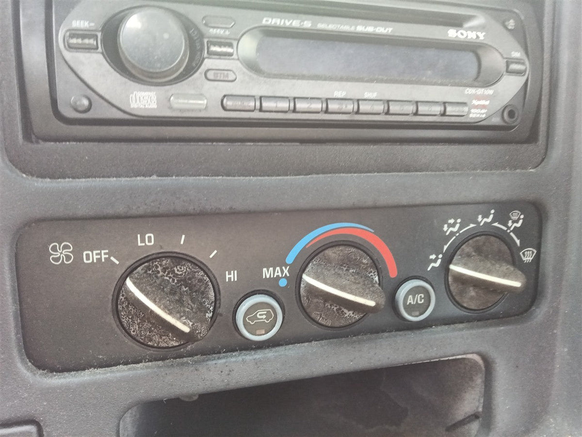 Climate Control Panel from a 1996 GMC 1500, photo 1