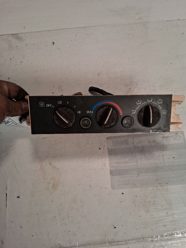Climate Control Panel from a 1996 GMC 1500, photo 3