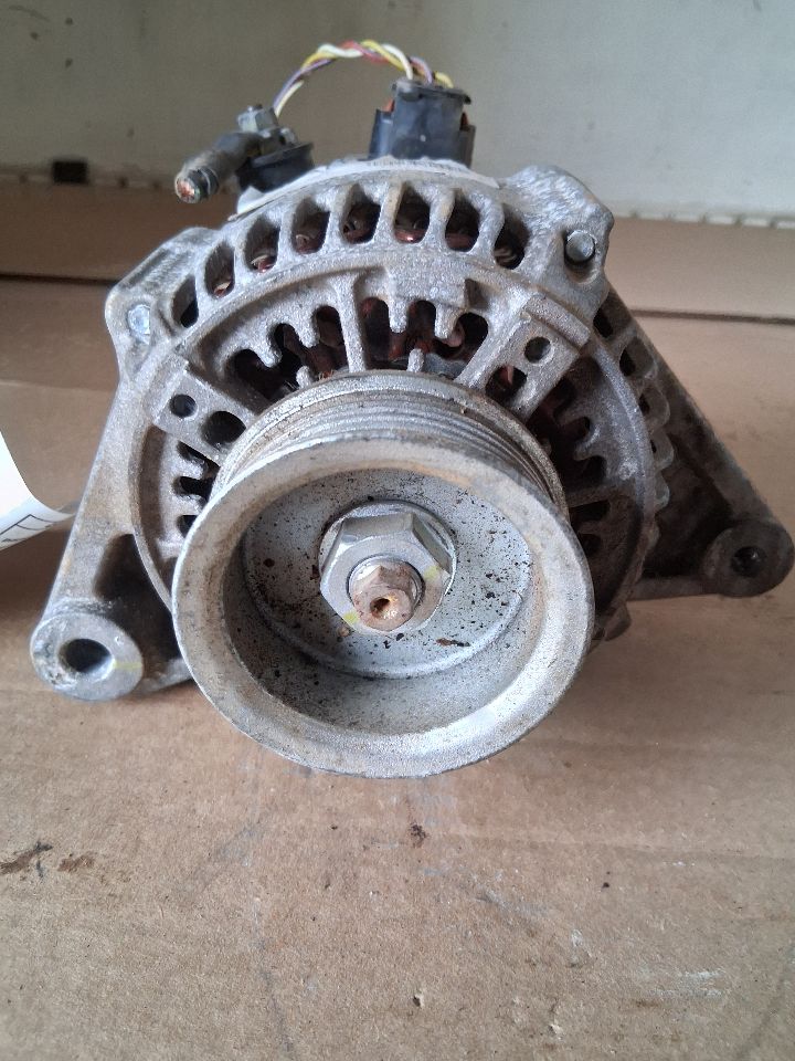 Alternator from a 1999 Toyota Avalon, photo 5