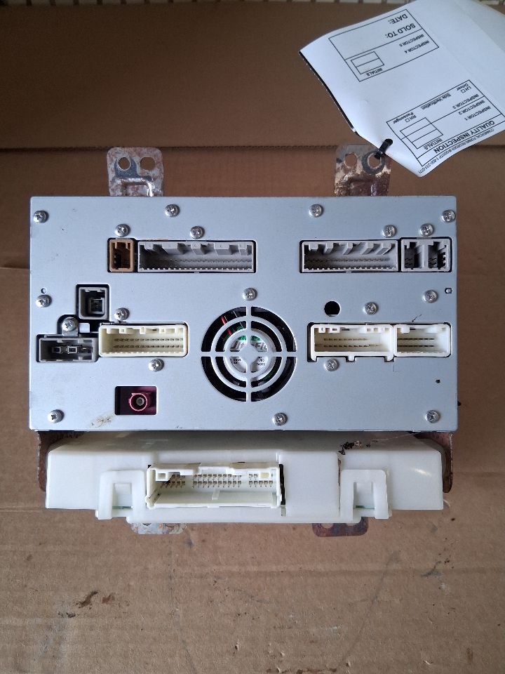 Radio Receiver from a 2013 Nissan Maxima, photo 1