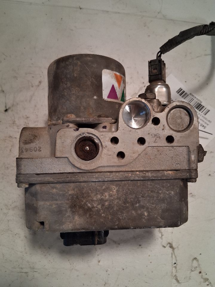ABS Pump Module from a 2005 Cadillac CTS, photo 2